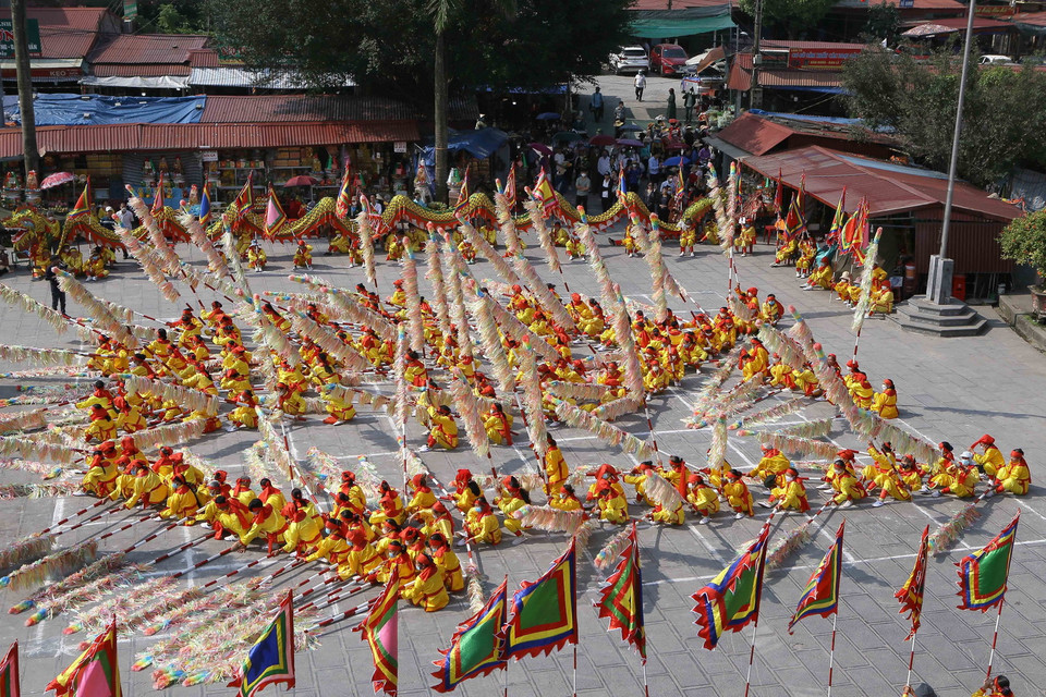  Các thanh niên nam nữ tiến hành xếp chữ trong Lễ hội Phủ Dầy. (Ảnh: Công Luật/TTXVN)