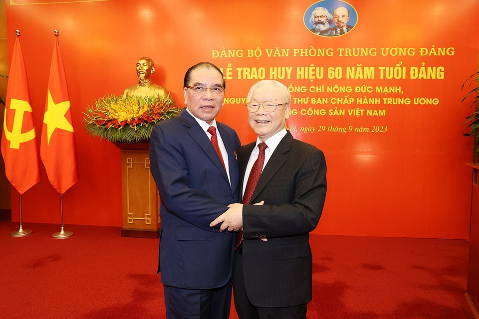 Tổng Bí thư Nguyễn Phú Trọng và nguyên Tổng Bí thư Nông Đức Mạnh. (Ảnh: Trí Dũng/TTXVN)