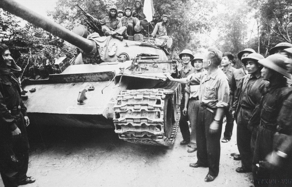 Thượng tướng Chu Huy Mân, Tư lệnh Quân khu 5 đến thăm đơn vị xe tăng T54 trước giờ tiến công vào giải phóng thành phố Đà Nẵng (1975). (Ảnh: Hồng Phấn/TTXVN)