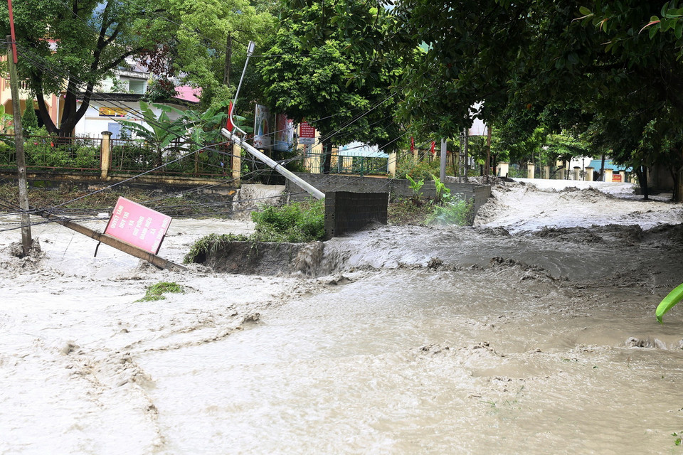 Đường vào khu vực UBND xã Tả Phời cũng ngập sâu trong nước, giao thông bị chia cắt hoàn toàn. (Ảnh: Quốc Khánh/TTXVN)