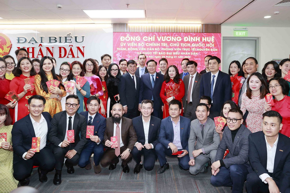 Chủ tịch Quốc hội Vương Đình Huệ chụp ảnh lưu niệm với cán bộ, viên chức, phóng viên, người lao động của Báo Đại biểu nhân dân. (Ảnh: Doãn Tấn/TTXVN)