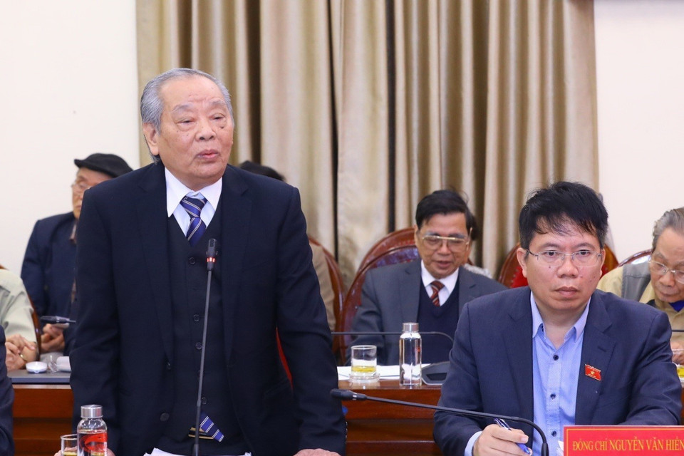 Giáo sư-Tiến sỹ Hoàng Ngọc Hòa, Học viện Chính trị quốc gia Hồ Chí Minh, trình bày tham luận: "Sửa đổi Luật Đất đai tạo động lực cho sự phát triển bền vững nền kinh tế thị trường định hướng XHCN Việt Nam." (Ảnh: Văn Điệp/TTXVN)