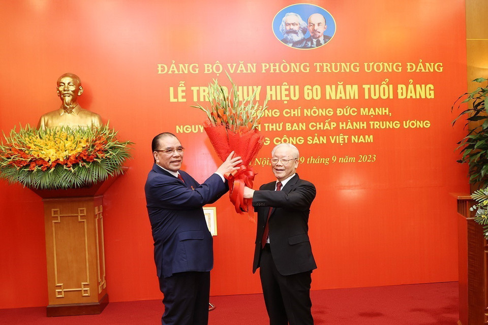 Tổng Bí thư Nguyễn Phú Trọng chúc mừng nguyên Tổng Bí thư Nông Đức Mạnh. (Ảnh: Trí Dũng/TTXVN)