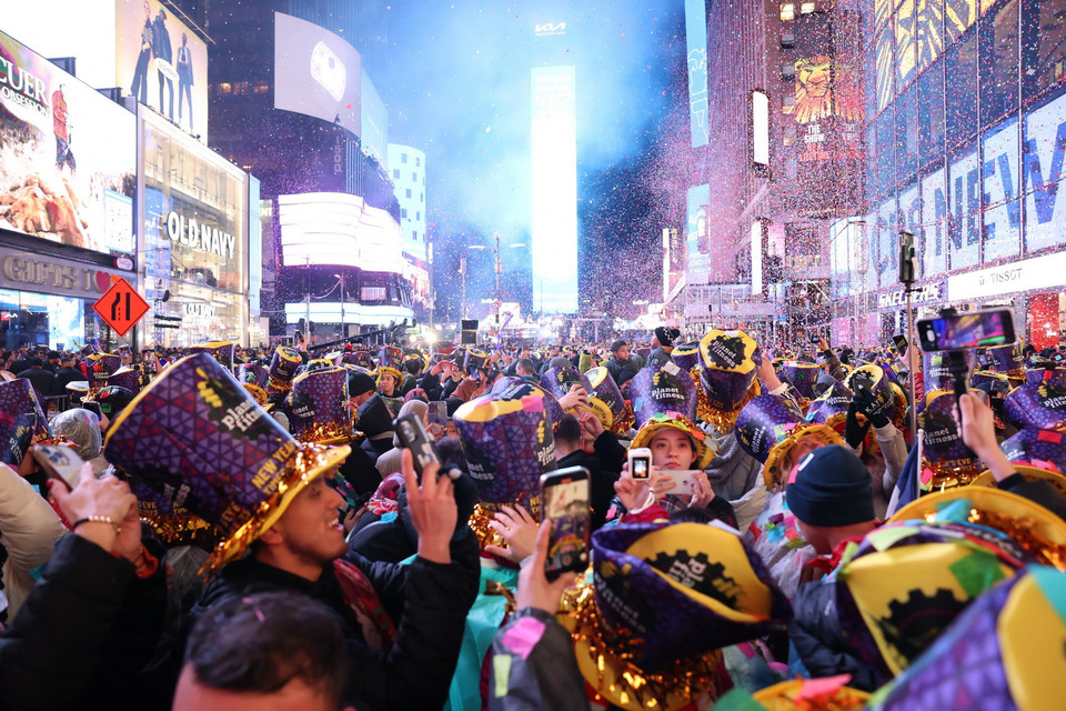  Người dân đón Giao thừa tại Quảng trường Thời đại ở New York, Mỹ, ngày 1/1/2023. (Ảnh: AFP/TTXVN)