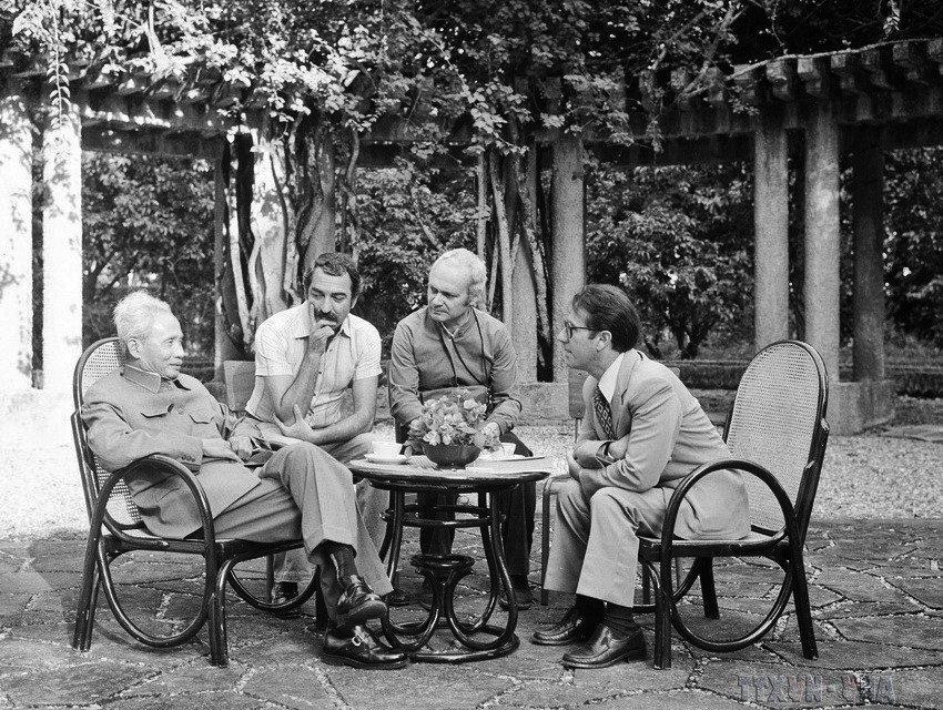 Thủ tướng Phạm Văn Đồng trả lời phỏng vấn Hãng truyền hình Rai-Radiotelevision của Italy, Hà Nội, 29/10/1978. (Ảnh: Thế Trung/TTXVN)