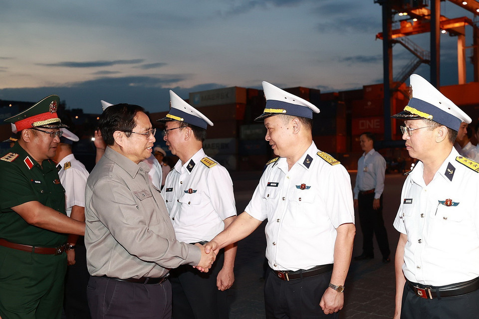 Thủ tướng Phạm Minh Chính với cán bộ, sỹ quan Tổng Công ty Tân Cảng Sài Gòn. (Ảnh: Dương Giang/TTXVN)