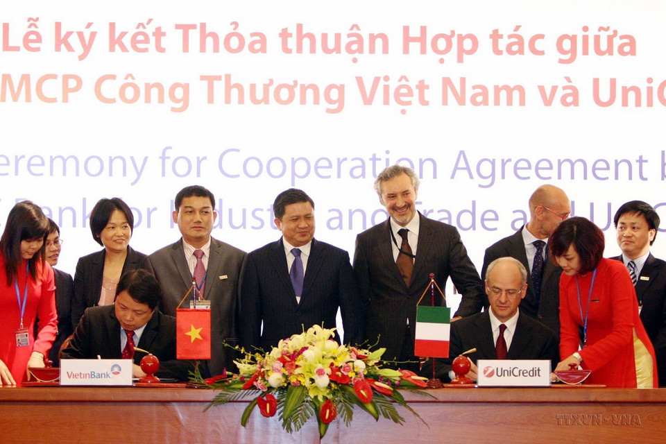 Lễ ký kết Thỏa thuận hợp tác giữa Ngân hàng TMCP Công Thương Việt Nam (ViettinBank) và Ngân hàng UniCredit S.p.A của Italy, Hà Nội, 5/5/2011. (Ảnh: TTXVN)