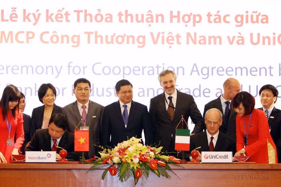 Lễ ký kết Thỏa thuận hợp tác giữa Ngân hàng TMCP Công Thương Việt Nam (ViettinBank) và Ngân hàng UniCredit S.p.A của Italy, Hà Nội, 5/5/2011. (Ảnh: TTXVN)