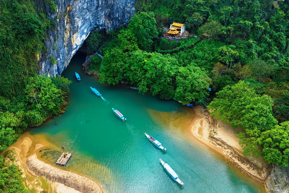 Những chiếc thuyền tại Bến thuyền Du lịch Phong Nha đưa du khách vào tham quan Động Phong Nha. (Ảnh: TTXVN phát)