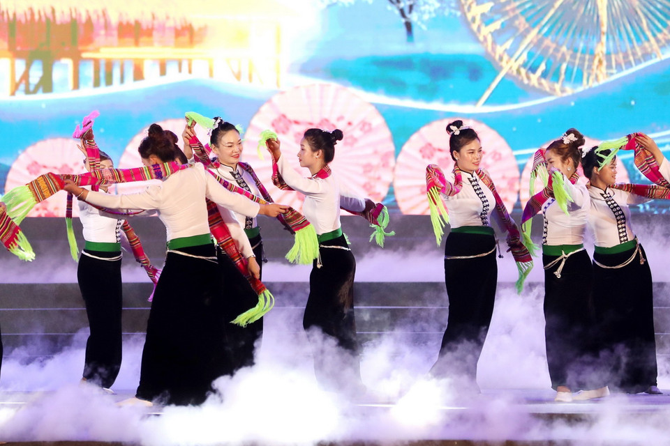 Tiết mục trình diễn Xòe Thái tại Liên hoan các Di sản Văn hóa Phi vật thể Đại diện Nhân loại. (Ảnh: Trung Kiên/TTXVN)