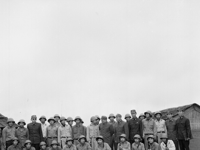 Đại tướng Chu Huy Mân, Chủ nhiệm Tổng cục Chính trị, Thiếu tướng Đặng Vũ Hiệp thăm, chúc tết cán bộ chiến sỹ sư đoàn quân Tiên phong nhân dịp Tết Tân Dậu 1981. (Ảnh: TXVN)