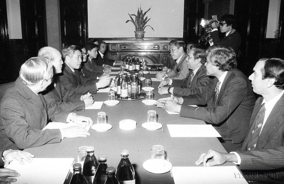 Quốc vụ khanh Nguyễn Cơ Thạch hội đàm với Bộ trưởng Ngoại giao Malaysia Tengku Ahmad Rithauddeen Tengku Ismail thăm chính thức Việt Nam, ngày 10/1/1980. (Ảnh: Xuân Lâm/TTXVN