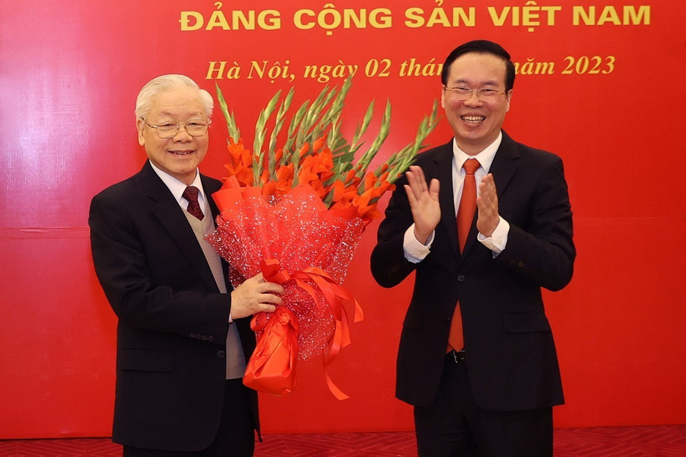 Ông Võ Văn Thưởng, Ủy viên Bộ Chính trị, Thường trực Ban Bí thư chúc mừng Tổng Bí thư Nguyễn Phú Trọng. (Ảnh: Trí Dũng/TTXVN)