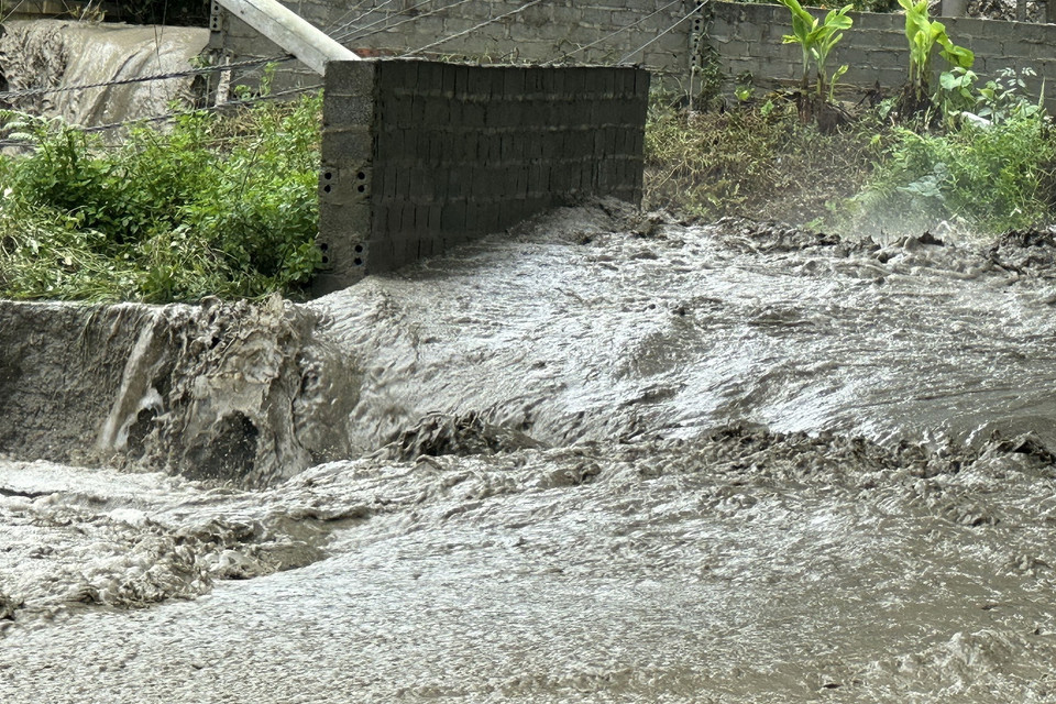 Một lượng lớn nước xả của hồ chứa bùn đuôi quặng chảy ra dòng suối ảnh hưởng đến môi trường. (Ảnh: Quốc Khánh/TTXVN)