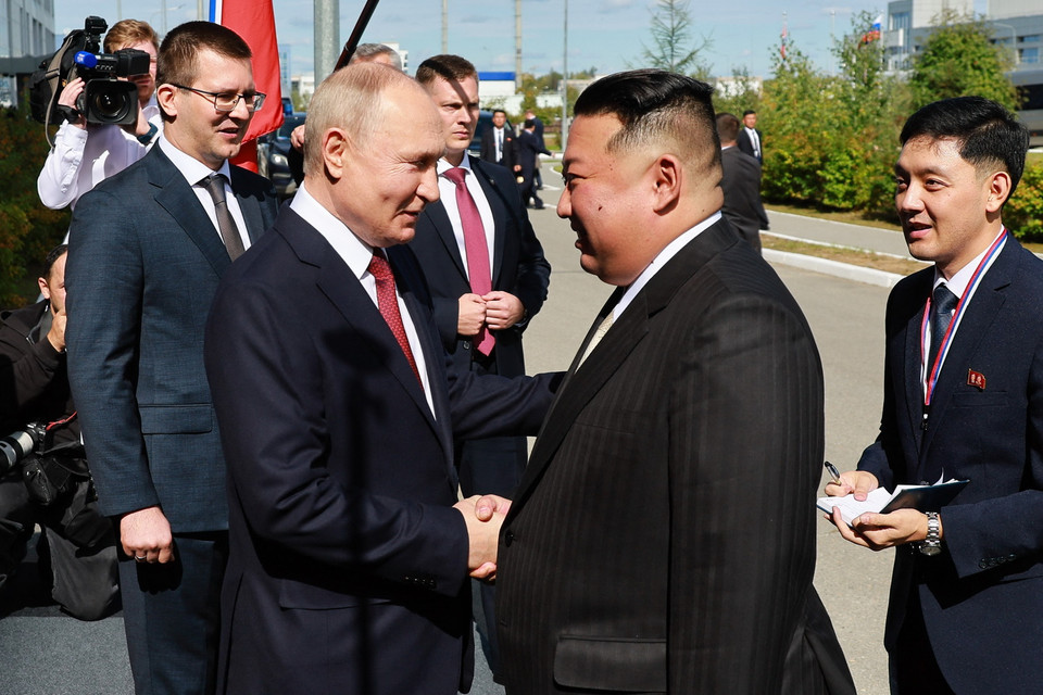 Tổng thống Nga Vladimir Putin (trái) và nhà lãnh đạo Triều Tiên Kim Jong-un (phải) trong cuộc gặp tại Sân bay vũ trụ Vostochny ở vùng Amur, Viễn Đông của Nga, ngày 13/9. (Ảnh: AFP/TTXVN)