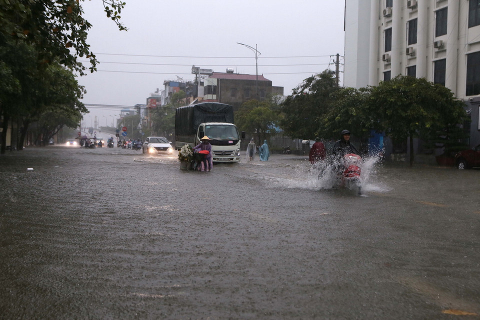 Khu vực chân Cầu Đò Quan, thành phố Nam Định bị ngập nặng. (Ảnh: Công Luật/TTXVN)