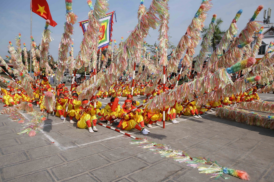  Các thanh niên nam nữ tiến hành xếp chữ trong Lễ hội Phủ Dầy. (Ảnh: Công Luật/TTXVN)
