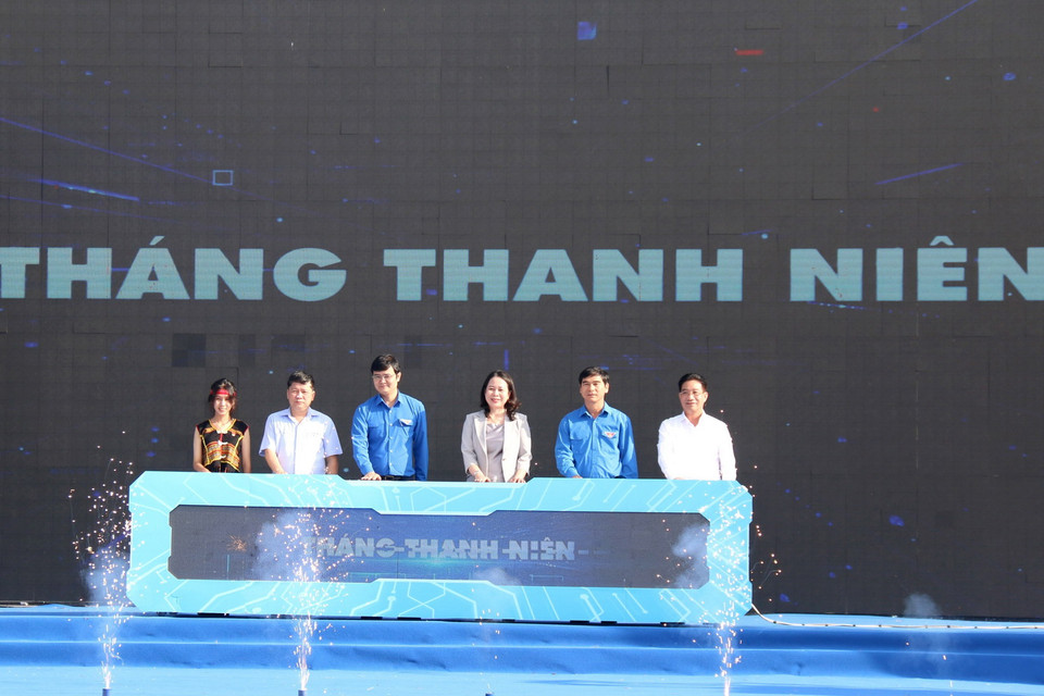 Quyền Chủ tịch nước Võ Thị Ánh Xuân cùng các đại biểu bấm nút khởi động Tháng Thanh niên 2023. (Ảnh: Nguyễn Thanh/TTXVN)