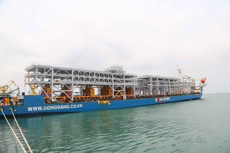 Ngày 14/4/2022, 9 module đầu tiên nặng 709 tấn do Công ty TNHH Công nghiệp nặng Doosan Việt Nam (Doosan Vina) sản xuất, lên tàu vận chuyển đến Nhà máy lọc hóa dầu Sarawak của Malaysia. (Ảnh: Sỹ Thắng/TTXVN)