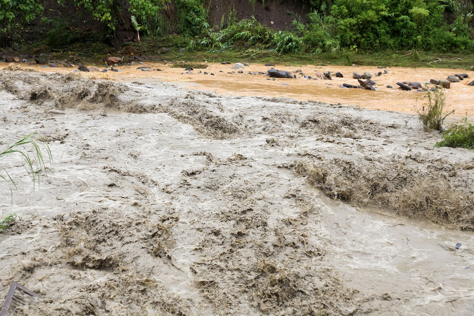 Một lượng lớn nước xả của hồ chứa chảy ra dòng suối ảnh hưởng đến môi trường. (Ảnh: Quốc Khánh/TTXVN)