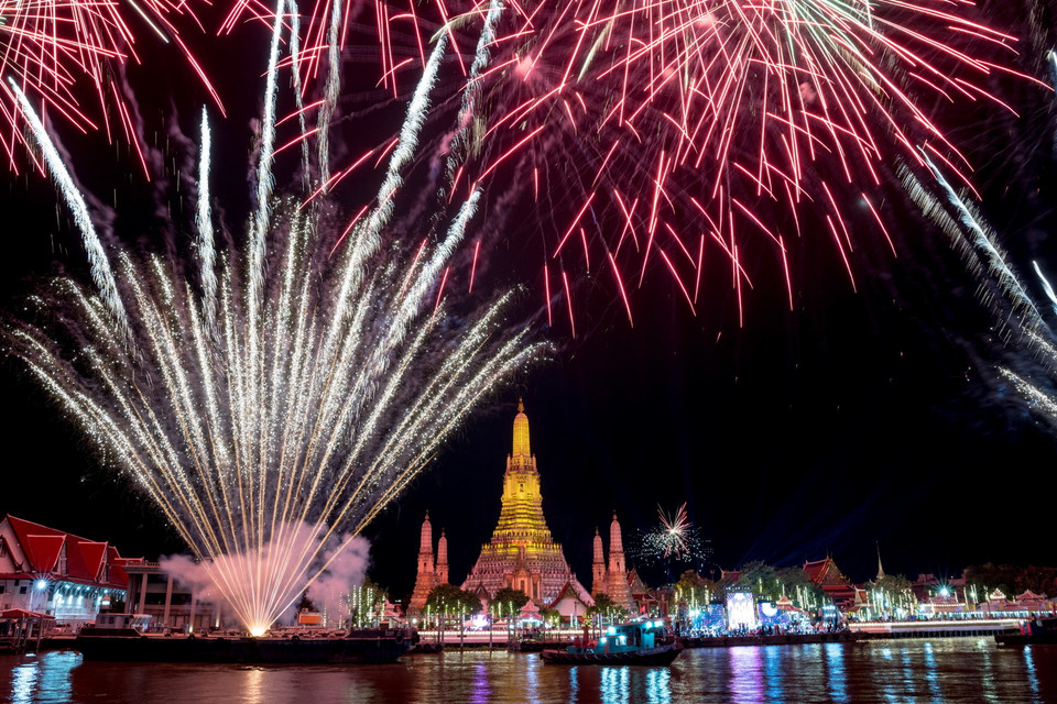 Màn pháo hoa rực rỡ chào đón Năm mới 2023 trên sông Chao Phraya ở Bangkok, Thái Lan ngày 1/1/2023. (Ảnh: AFP/TTXVN)