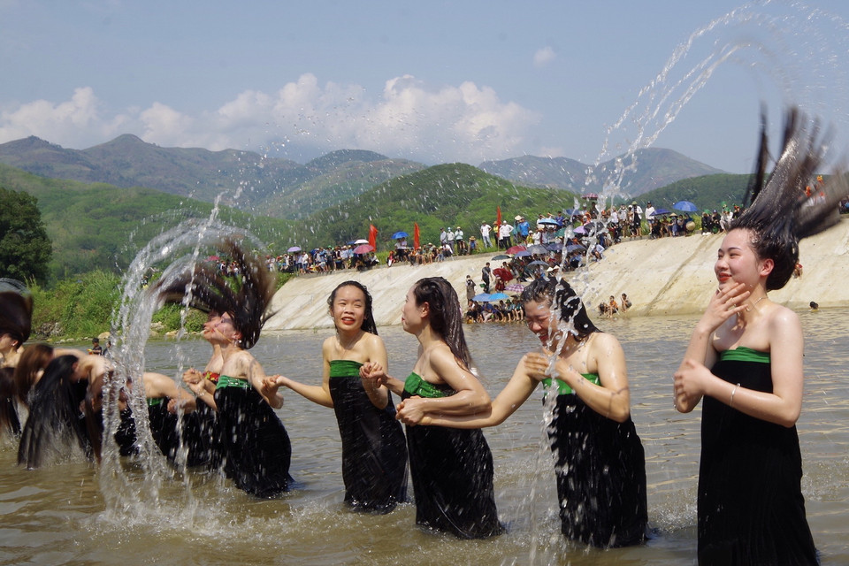 Các cô gái Thái xinh xắn trong bộ trang phục truyền thống tham gia lễ hội Áphôchiêng. (Ảnh: Việt Hoàng/TTXVN)