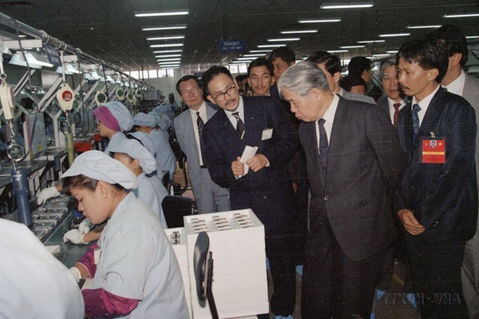 Tổng Bí thư Đỗ Mười thăm nhà máy điện tử TAAC-Malaysia, trong chuyến thăm chính thức Malaysia năm 1994. (Ảnh: Xuân Lâm/TTXVN)
