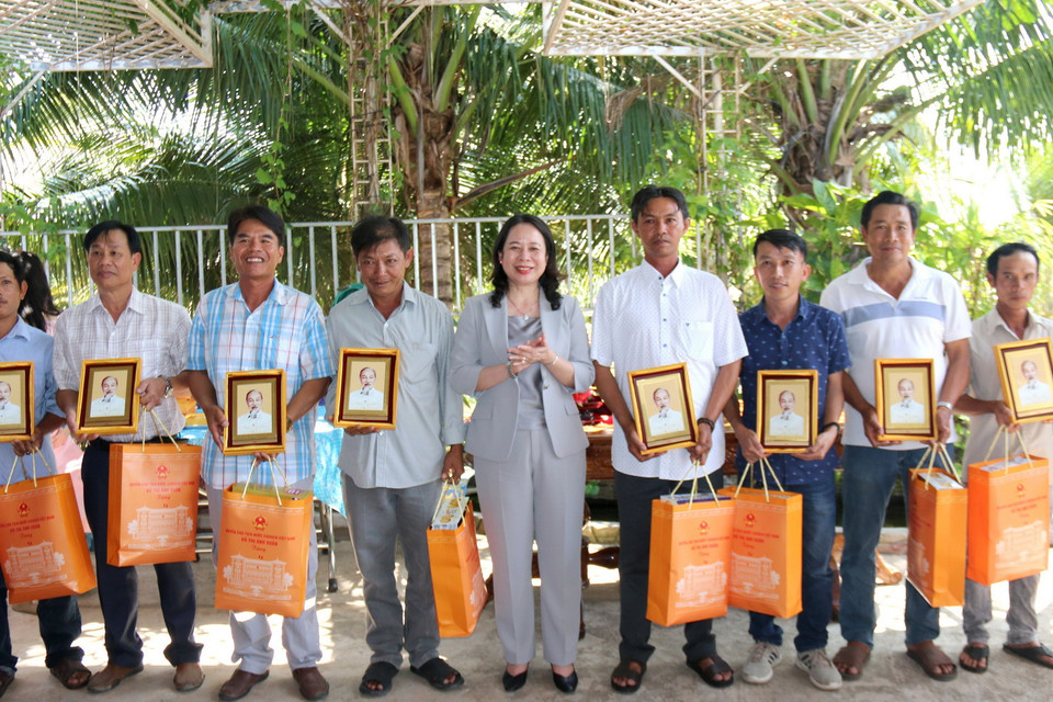 Quyền Chủ tịch nước Võ Thị Ánh Xuân thăm tặng quà các hộ dân trồng thanh long tại huyện Hàm Thuận Bắc, tỉnh Bình Thuận. (Ảnh: Nguyễn Thanh/TTXVN)