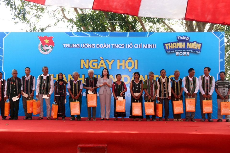 Quyền Chủ tịch nước Võ Thị Ánh Xuân tặng quà cho già làng, trưởng bản, người có uy tín nhân ngày hội thanh niên dân tộc tại xã Đông Tiến, huyện Hàm Thuận Bắc, tỉnh Bình Thuận. (Ảnh: Nguyễn Thanh/TTXVN)