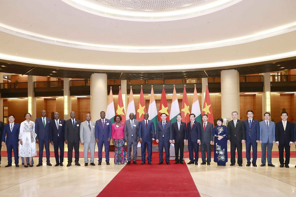 Chủ tịch Quốc hội Vương Đình Huệ và Chủ tịch Quốc hội Bờ Biển Ngà Adama Bictogo chụp ảnh lưu niệm với đại biểu tại Nhà Quốc hội. (Ảnh: Doãn Tấn/TTXVN)