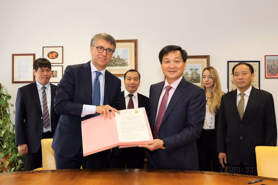 Tổng Thanh tra Chính phủ Lê Minh Khái và Chủ tịch Cơ quan phòng chống tham nhũng quốc gia Italy (ANAC) Raffaele Cantone ký Bản ghi nhớ hợp tác song phương giữa hai nước trong công tác phòng, chống tham nhũng, ngày 26/9/2019. (Ảnh: Hải Linh/TTXVN)