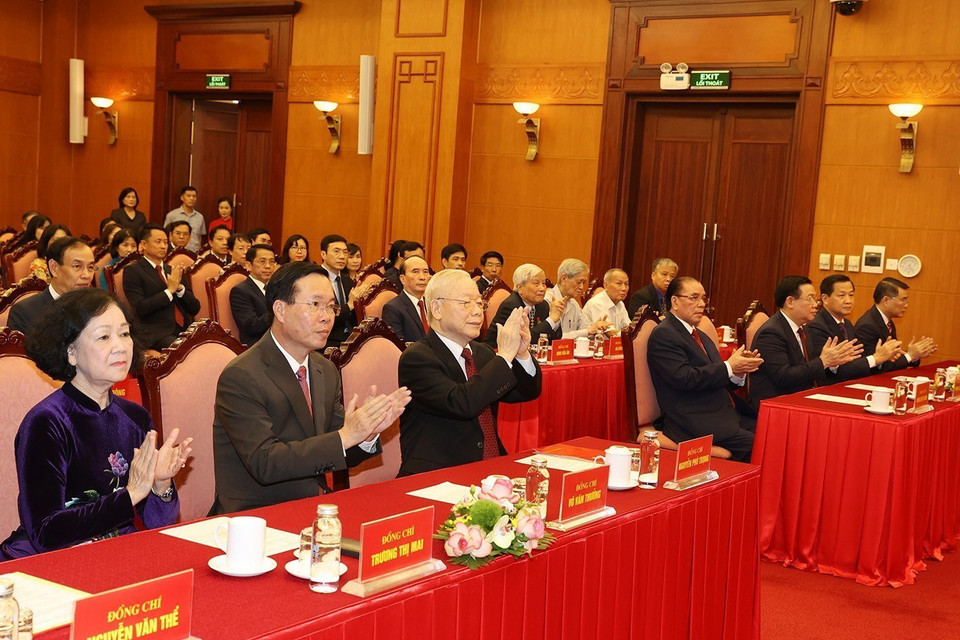 Các đồng chí lãnh đạo và nguyên lãnh đạo Đảng, Nhà nước dự buổi lễ. (Ảnh: Trí Dũng/TTXVN)