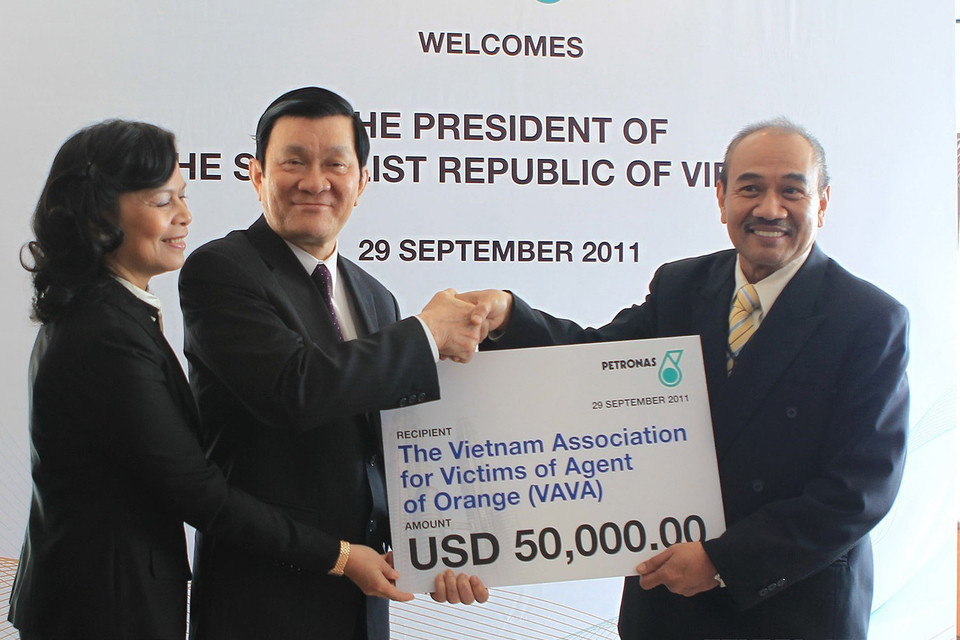 Lãnh đạo Tập đoàn Dầu khí Petronas (Malaysia) trao cho Chủ tịch nước Trương Tấn Sang số tiền 50.000 USD tặng nạn nhân chất độc da cam/dioxin ở Việt Nam, nhân chuyến thăm cấp Nhà nước của Chủ tịch đến Malaysia, ngày 29/9/2011. (Ảnh: Nguyễn Khang/TTXVN)
