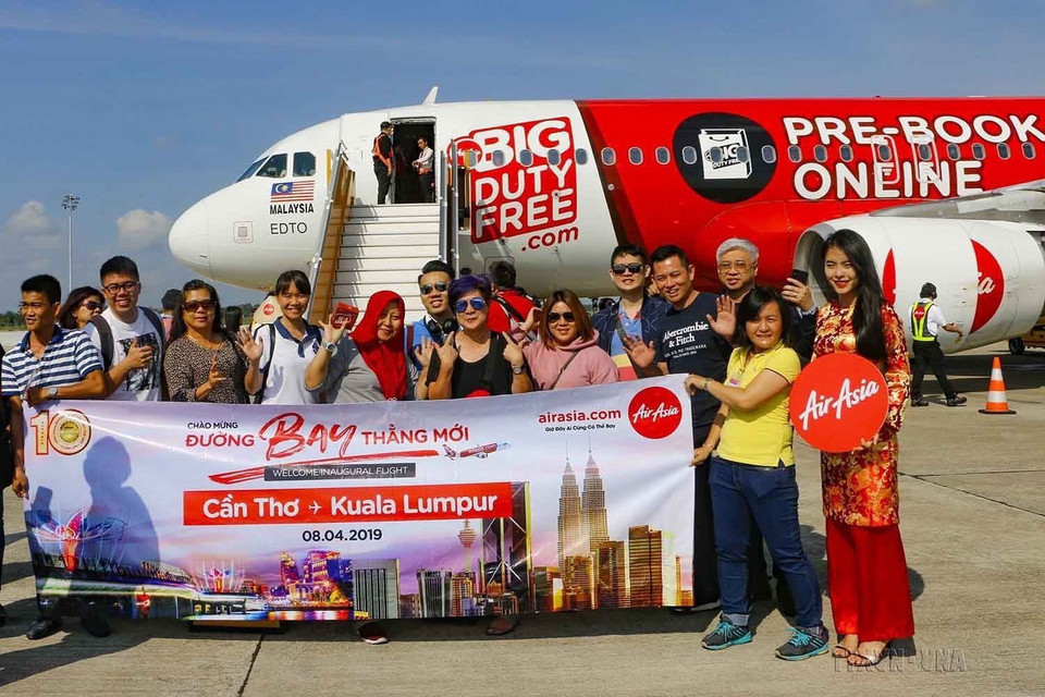 Sáng 8/4/2019, chuyến bay số hiệu AK 575 của Hãng hàng không AirAsia (Malaysia) từ Kuala Lumpur hạ cánh xuống Sân bay Quốc tế Cần Thơ, đánh dấu lịch sử là chuyến bay quốc tế đầu tiên kết nối Cần Thơ bay thẳng đến Malaysia. (Ảnh: Thanh Liêm/TTXVN)