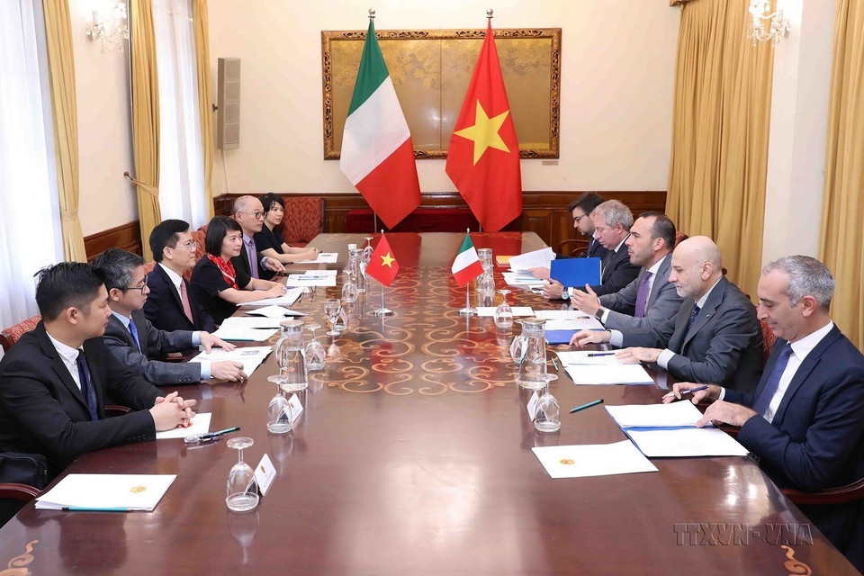 Thứ trưởng Bộ Ngoại giao Hà Kim Ngọc và Thứ trưởng Ngoại giao Italy Manlio Di Stefano đồng chủ trì Tham vấn chính trị Việt Nam-Italy, ngày 8/6/2022. (Ảnh: An Đăng/TTXVN)