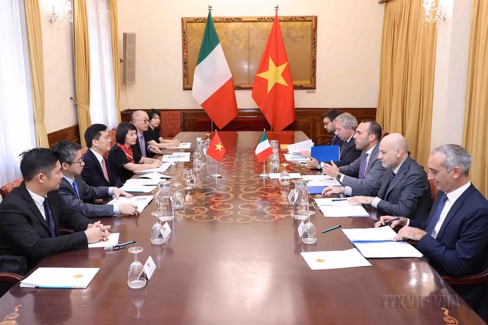 Thứ trưởng Bộ Ngoại giao Hà Kim Ngọc và Thứ trưởng Ngoại giao Italy Manlio Di Stefano đồng chủ trì Tham vấn chính trị Việt Nam-Italy, ngày 8/6/2022. (Ảnh: An Đăng/TTXVN)