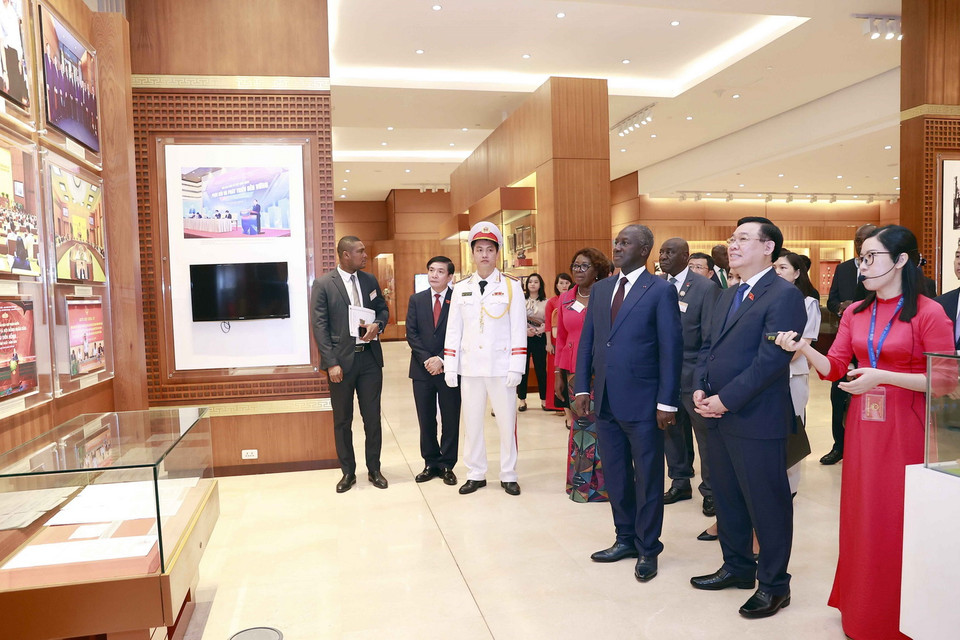 Chủ tịch Quốc hội Vương Đình Huệ và Chủ tịch Quốc hội Bờ Biển Ngà Adama Bictogo thăm Phòng truyền thống Nhà Quốc hội. (Ảnh: Doãn Tấn/TTXVN)