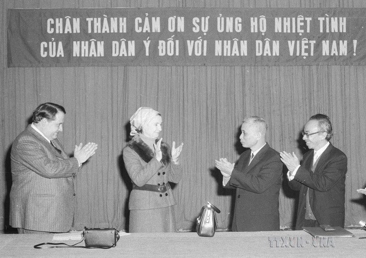 Ông Hoàng Tùng, Giáo sư Phạm Huy Thông, Phó Chủ tịch Ủy ban Bảo vệ hòa bình thế giới của Việt Nam và bà Tullia Carettoni, Phó Chủ tịch Thượng viện Italy tại lễ tiếp nhận hàng viện trợ của nhân dân Italy tặng Việt Nam, ngày 16/1/1974. (Ảnh: Xuân Lâm/TTXVN)