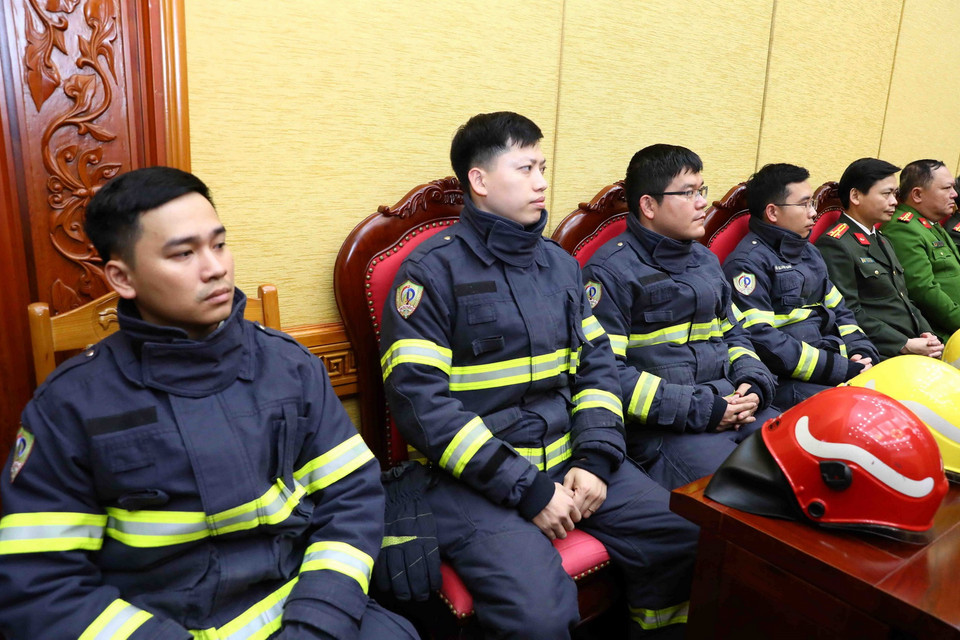 Cán bộ, chiến sỹ của Đoàn công tác Bộ Công an đi cứu nạn, cứu hộ tại Thổ Nhĩ Kỳ tham dự buổi lễ. (Ảnh: Phạm Kiên/TTXVN)