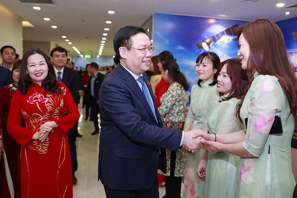 Chủ tịch Quốc hội Vương Đình Huệ chúc Tết cán bộ, viên chức, phóng viên, người lao động của Báo Đại biểu nhân dân và Truyền hình Quốc hội Việt Nam. (Ảnh: Doãn Tấn/TTXVN)