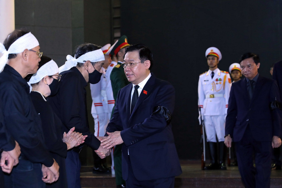 Chủ tịch Quốc hội Vương Đình Huệ chia buồn cùng gia đình ông Nguyễn Khánh. (Ảnh: An Đăng/TTXVN)