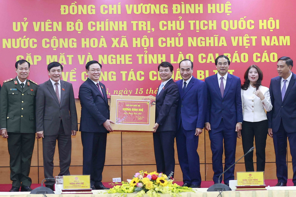 Chủ tịch Quốc hội Vương Đình Huệ tặng quà Tết Ban Thường vụ Tỉnh ủy Lào Cai. (Ảnh: Doãn Tấn/TTXVN)