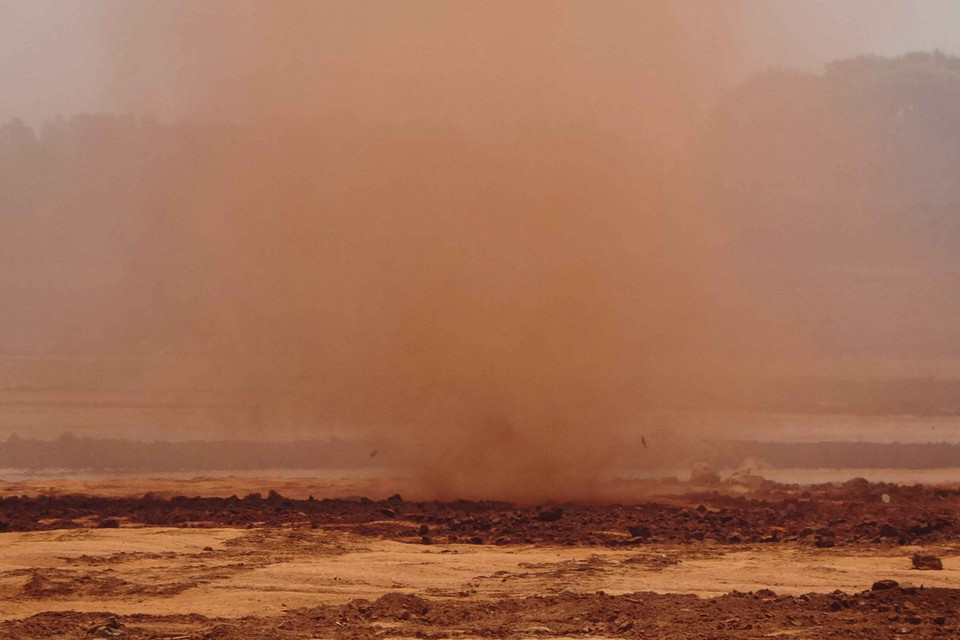  Lốc xoáy gây bụi mù mịt tại Sân bay Long Thành. (Ảnh: Công Phong/TTXVN)