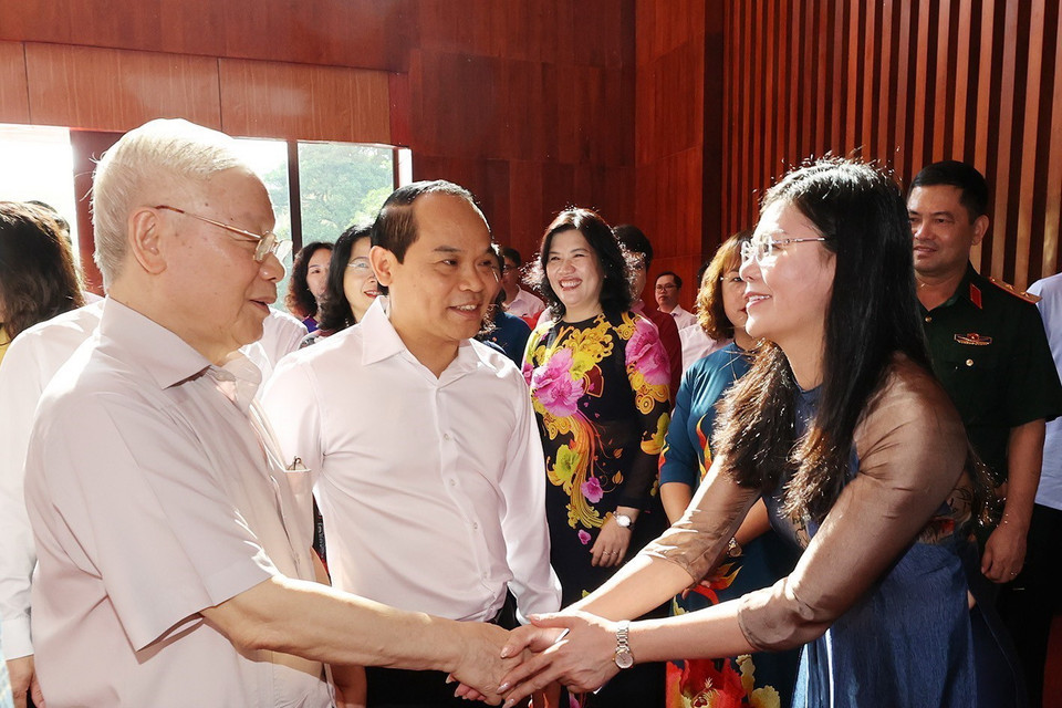 Tổng Bí thư Nguyễn Phú Trọng với lãnh đạo tỉnh Lạng Sơn. (Ảnh: Trí Dũng/TTXVN)