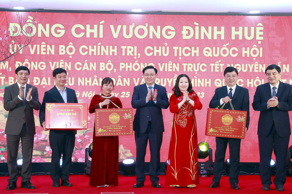 Chủ tịch Quốc hội Vương Đình Huệ tặng quà Báo Đại biểu nhân dân và Truyền hình Quốc hội Việt Nam. (Ảnh: Doãn Tấn/TTXVN)