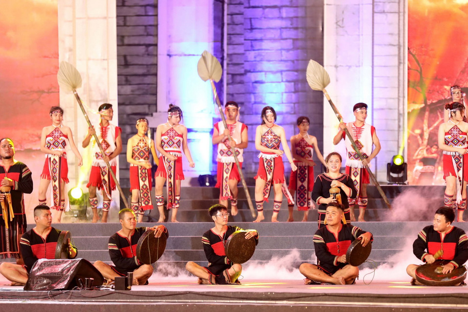 Tiết mục trình diễn Cồng chiêng Tây Nguyên tại Liên hoan các Di sản Văn hóa Phi vật thể Đại diện Nhân loại. (Ảnh: Trung Kiên/TTXVN)