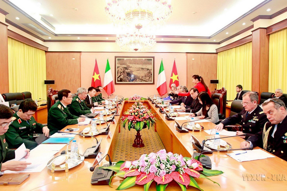 Thứ trưởng Bộ Quốc phòng Nguyễn Chí Vịnh và Thứ trưởng Bộ Quốc phòng Italy Domenico Rossi đồng chủ trì Đối thoại Chính sách Quốc phòng Việt Nam-Italy cấp Thứ trưởng lần thứ nhất, Hà Nội, 12/11/2014. (Ảnh: TTXVN)