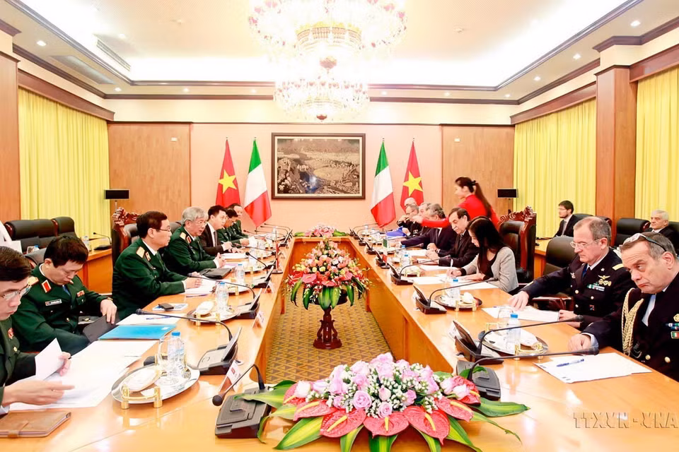 Thứ trưởng Bộ Quốc phòng Nguyễn Chí Vịnh và Thứ trưởng Bộ Quốc phòng Italy Domenico Rossi đồng chủ trì Đối thoại Chính sách Quốc phòng Việt Nam-Italy cấp Thứ trưởng lần thứ nhất, Hà Nội, 12/11/2014. (Ảnh: TTXVN)