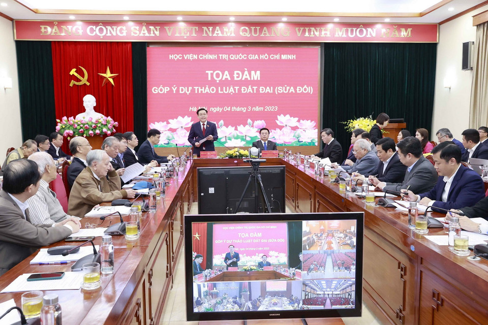 Chủ tịch Quốc hội Vương Đình Huệ chủ trì Tọa đàm góp ý Dự thảo Luật Đất đai (sửa đổi). (Ảnh: Doãn Tấn/TTXVN)