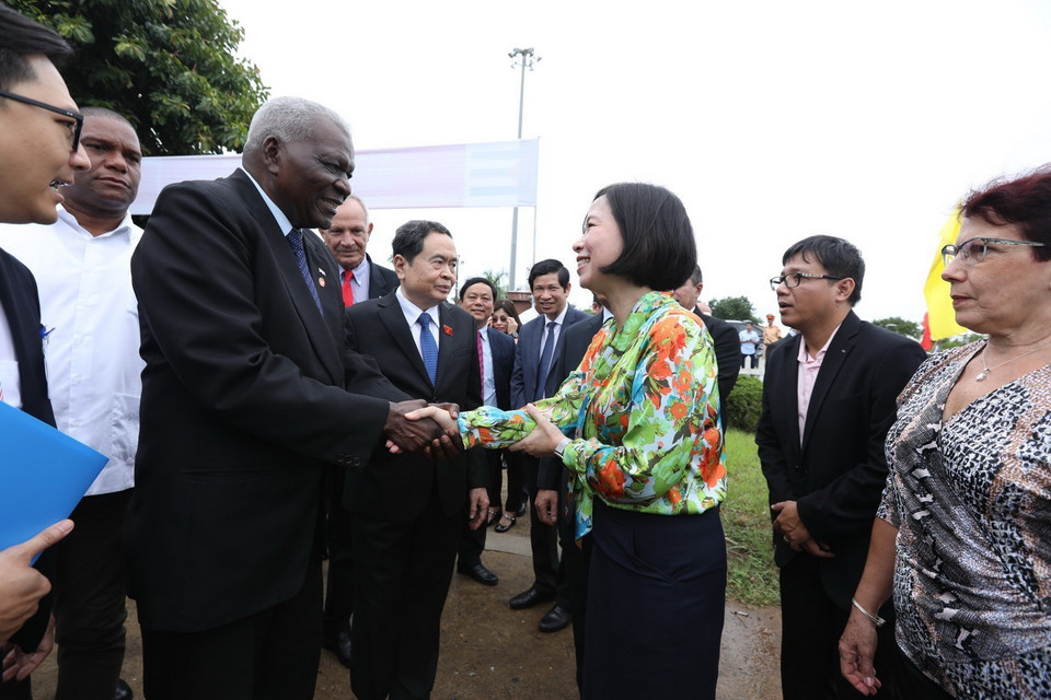 Tổng Giám đốc TTXVN Vũ Việt Trang cùng các đại biểu đón Đoàn Cuba đến thăm Khu Di tích Quốc gia Đặc biệt Đôi bờ Hiền Lương-Bến Hải. (Ảnh: Minh Quyết/TTXVN)